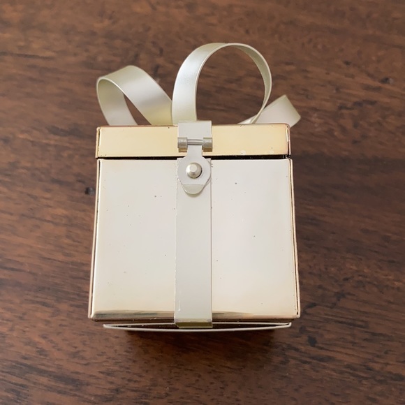 GUC metallic ring box with hinge and bow on top - Picture 9 of 13